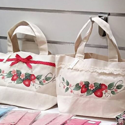 受注生産】可愛い苺のトートバッグ（トールペイント） トートバッグ 