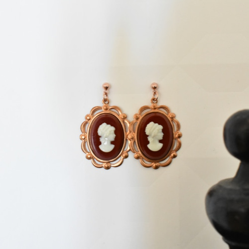 イヤリングも可】ヴィンテージ レディカメオのピアス（コパーゴールド