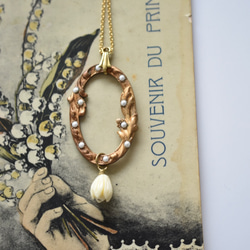 【選択】（白蝶貝or人工珊瑚）フランス製ヴィンテージ フープとベルフラワーのネックレス 1枚目の画像