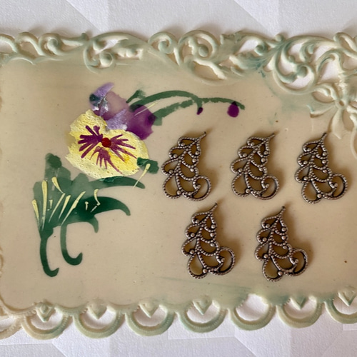 ＊ティグルブロカンテ＊ビッグターコイズ❣️ネックレス 透かしフェザーとヴィンテージクリスタルのネックレス (Romance