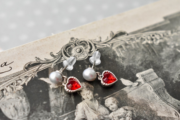 銀灰色淡水珍珠和深紅色燕子耳環（鈦金屬柱） 第2張的照片