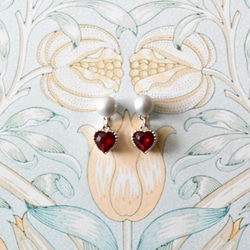 銀灰色淡水珍珠和深紅色燕子耳環（鈦金屬柱） 第4張的照片