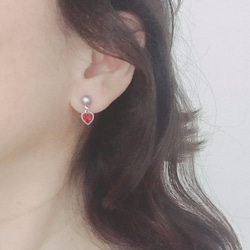 銀灰色淡水珍珠和深紅色燕子耳環（鈦金屬柱） 第1張的照片