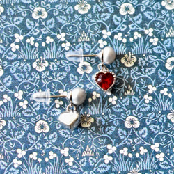 銀灰色淡水珍珠和深紅色燕子耳環（鈦金屬柱） 第5張的照片