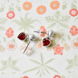 銀灰色淡水珍珠和深紅色燕子耳環（鈦金屬柱） 第7張的照片