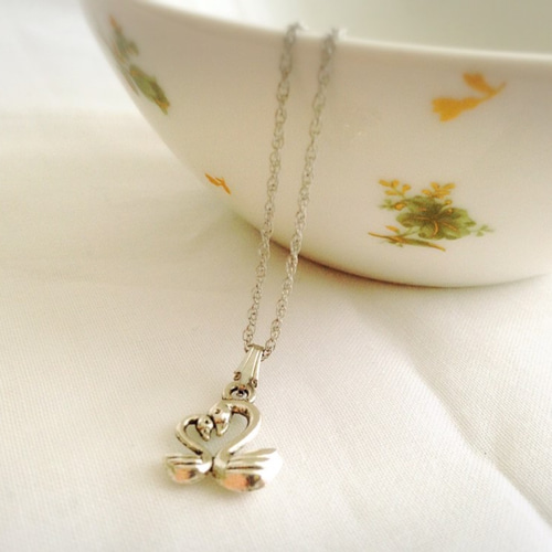 小さなペア白鳥 ネックレス（アンティークシルバー） ネックレス