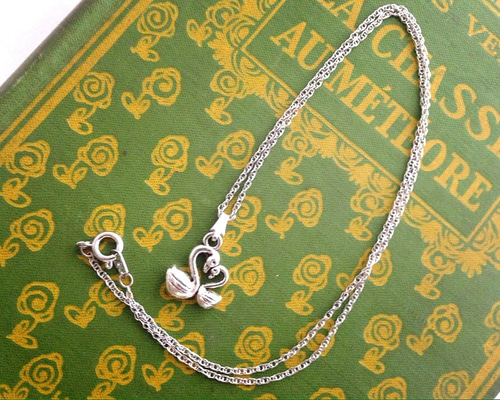 小さなペアスワン 白鳥のネックレス（アンティークシルバー