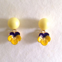 再柔和的黃色珍珠施華洛世奇和紫色耳環（鈦後） 第1張的照片