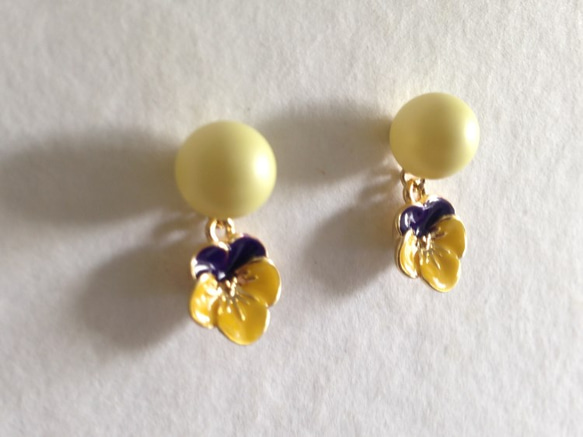 再柔和的黃色珍珠施華洛世奇和紫色耳環（鈦後） 第2張的照片