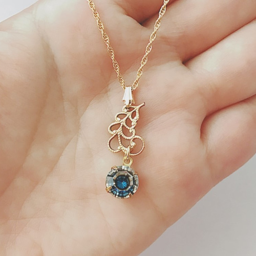 フェザーとヴィンテージ・レアスワロフスキーのネックレス (Romance en  