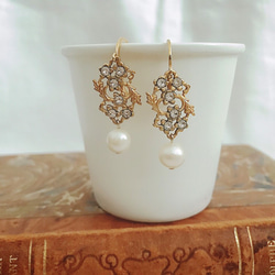 【可換耳環】淡水珍珠黃銅鏤空花朵耳環 第2張的照片