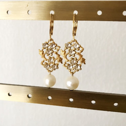 【可換耳環】淡水珍珠黃銅鏤空花朵耳環 第1張的照片