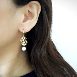【可換耳環】淡水珍珠黃銅鏤空花朵耳環 第3張的照片