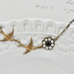 復古施華洛世奇花和燕子項鍊 第2張的照片