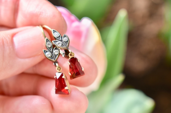 ヴィンテージガラスと葉っぱのピアス（ルビーレッド）秋/冬 ピアス