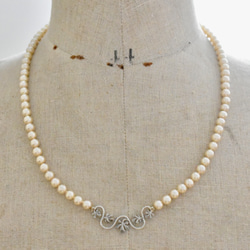 葡萄葉子和老式玻璃珍珠項鍊 第4張的照片