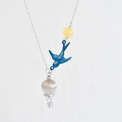 気球とツバメのネックレス（アラゴナイト） 1枚目の画像