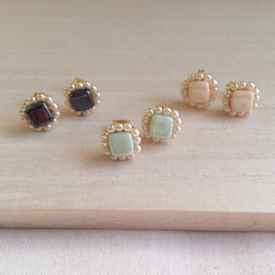 square pearl pierced/スクエアガラスとパールのプチピアス【ブラック】 5枚目の画像