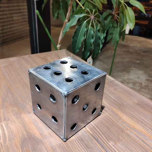 ■特大サイズ!■ Steel Dice 【鉄のサイコロ】 メタルオブジェ・ペン立て 3枚目の画像