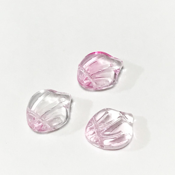 【814】ガラスチャーム　貝殻　ピンク 2枚目の画像