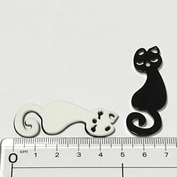 【1290】プラスティック　モノトーン猫チャーム　2個 3枚目の画像