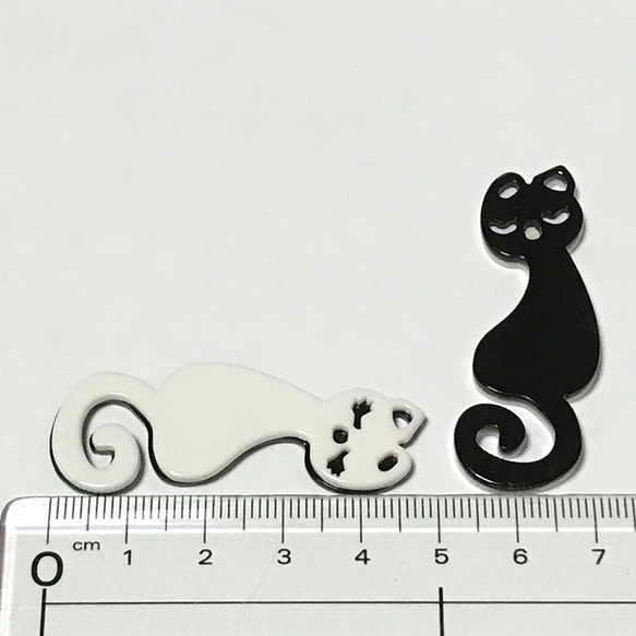 【1290】プラスティック　モノトーン猫チャーム　2個 3枚目の画像