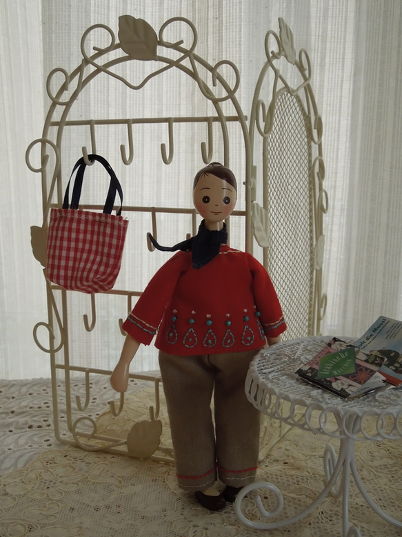 木の着せ替え人形　トートバッグの女の子 1枚目の画像