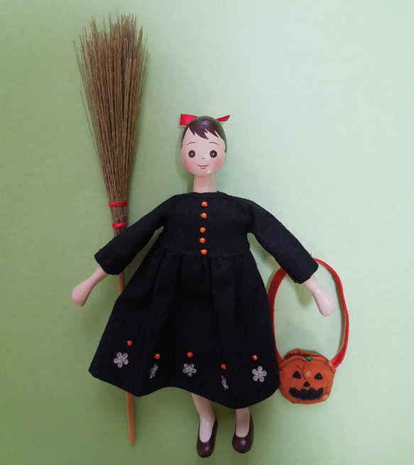 木の着せ替え人形　小さな魔女 2枚目の画像