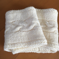 白い縄編みのスヌード 2枚目の画像