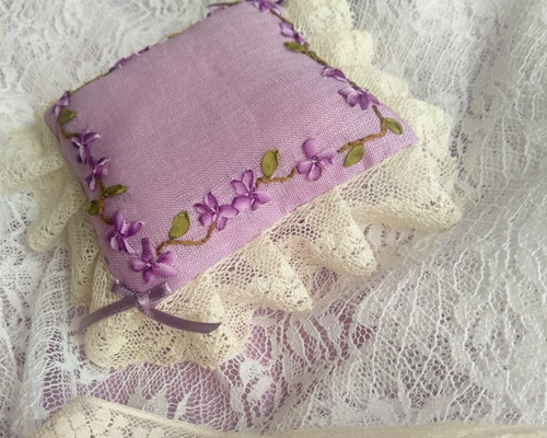 スミレ　花柄刺繍クッション　ニードルポイントクッション フランスアンティーク 丸型 ニードル刺繍のクッション 花柄 直径