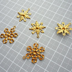 5個　アンティーク風ブラスパーツ　ゴールド　繊細な雪の結晶 2枚目の画像