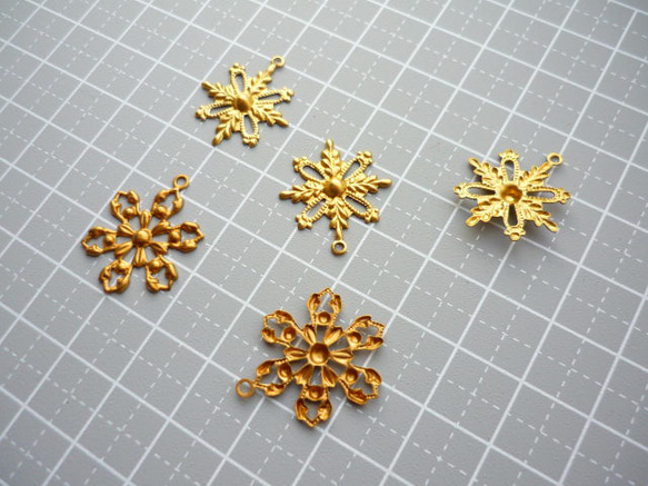 5個　アンティーク風ブラスパーツ　ゴールド　繊細な雪の結晶 2枚目の画像