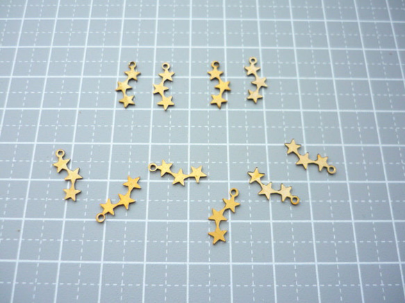 11個　アンティーク風ブラスパーツ　ゴールド　小さな星　三つ綴り 3枚目の画像