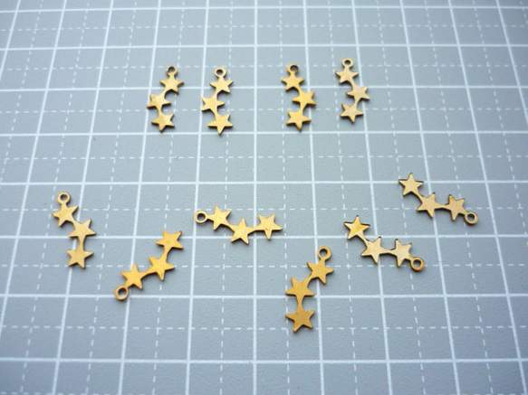 11個　アンティーク風ブラスパーツ　ゴールド　小さな星　三つ綴り 4枚目の画像