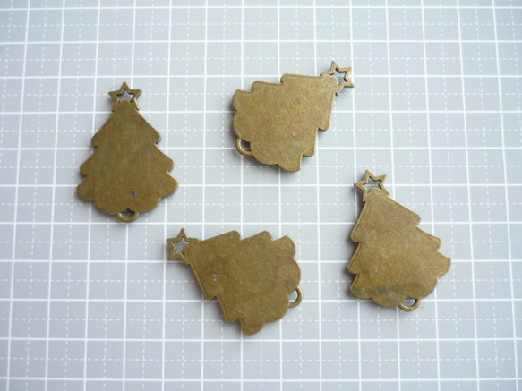 4個　クリスマスツリーチャーム　金古美　コネクタ　レジン 3枚目の画像