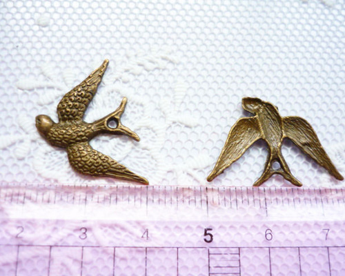 滑空するアンティークな燕のチャーム ツバメ 金古美 13個