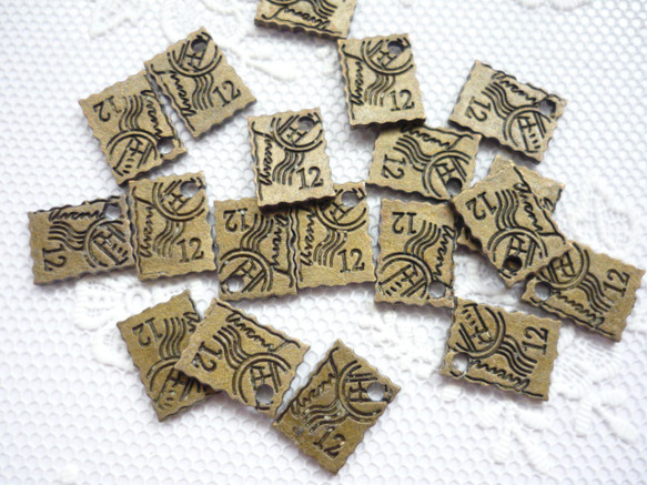 アンティークな切手のチャーム　金古美　6個 2枚目の画像