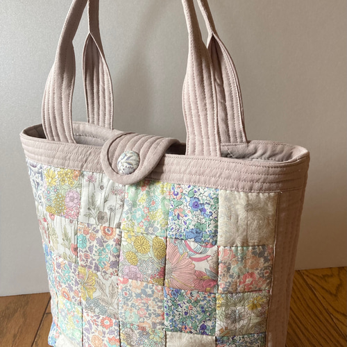 ✿リバティ✕パッチワーク✿　渋くまとめた大きなトートバッグ　ご注文品 リバティ パッチワークキルトバッグ ピンク① トートバッグ