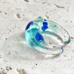 海の贈り物シーグラスが溢れ出す夏に爽やかなガラスイヤーカフ　大人かわいいカジュアル　 4枚目の画像