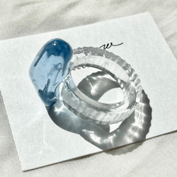 海の宝石シーグラスパープルブルーと彫刻をデザインした樹脂リング指元にアクセント　 2枚目の画像