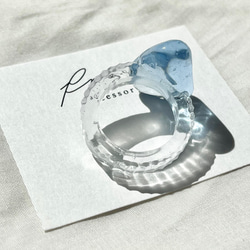 海の宝石シーグラスパープルブルーと彫刻をデザインした樹脂リング指元にアクセント　 3枚目の画像