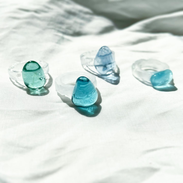 海の宝石シーグラスパープルブルーと彫刻をデザインした樹脂リング指元にアクセント　 6枚目の画像