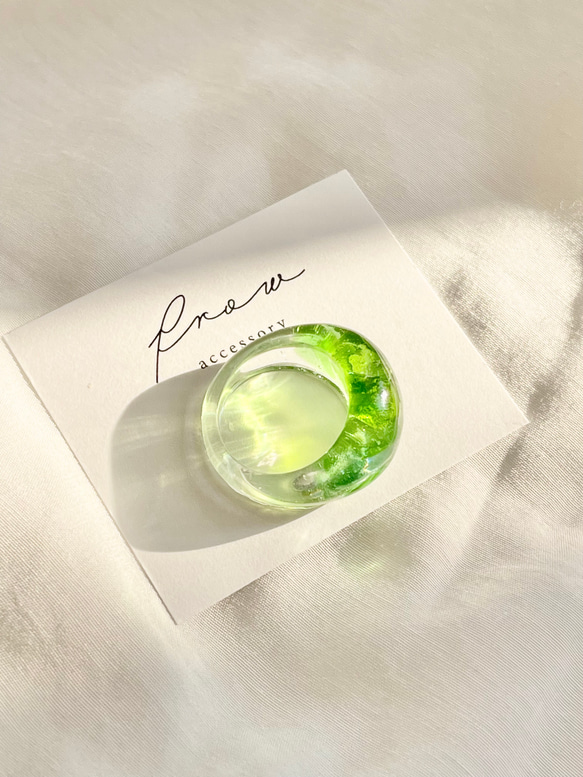 green seaglass ring 指先に海を感じるぷっくり指輪　フリーサイズリング 2枚目の画像