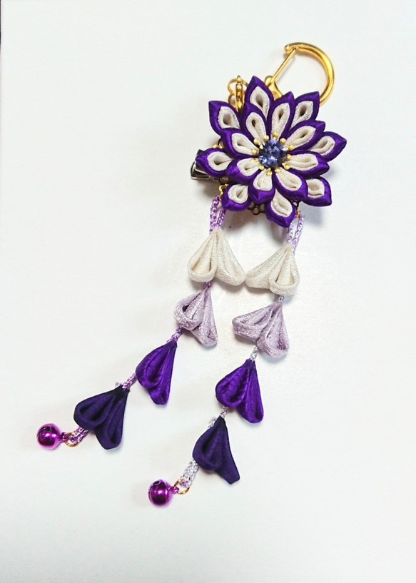3ウェイタイプのアクセサリー・つまみ細工・髪飾り・ブローチ・バッグチャーム・コサージュ・紫色・薄紫色・白・ヘアアクセサリ 1枚目の画像
