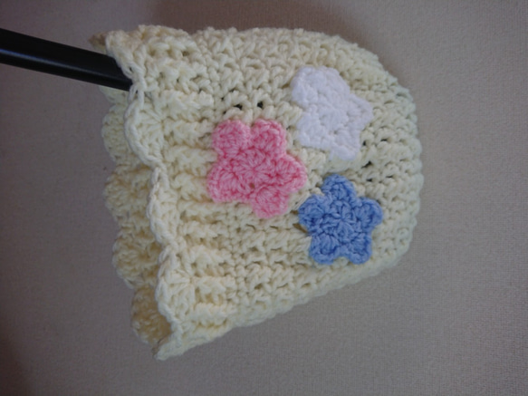 ニット帽子・手編み・編み物・手作り・アクリル毛糸・ミルク色・オフホワイト・クリーム色・ピンク色・水色・真っ白・モチーフ・ 2枚目の画像