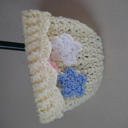 ニット帽子・手編み・編み物・手作り・アクリル毛糸・ミルク色・オフホワイト・クリーム色・ピンク色・水色・真っ白・モチーフ・ 5枚目の画像
