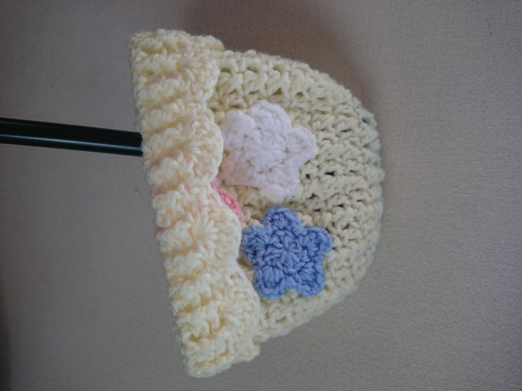 ニット帽子・手編み・編み物・手作り・アクリル毛糸・ミルク色・オフホワイト・クリーム色・ピンク色・水色・真っ白・モチーフ・ 5枚目の画像