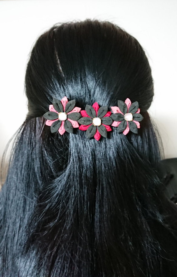 バレッタ・髪飾り・手作り・つまみ細工・ヘアアクセサリー・ヘアクリップ・お花・赤・黒・ピンク・パールビーズ・誕生日・母の日 3枚目の画像