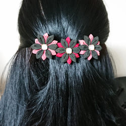 バレッタ・髪飾り・手作り・つまみ細工・ヘアアクセサリー・ヘアクリップ・お花・赤・黒・ピンク・パールビーズ・誕生日・母の日 4枚目の画像