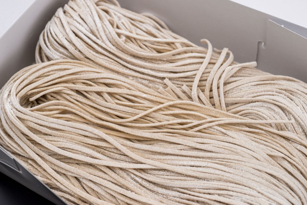 【送料無料】信州そば　生そば８人前　二八そば　つゆ・国産生棒わさび・七味唐辛子・のり・ねぎ付